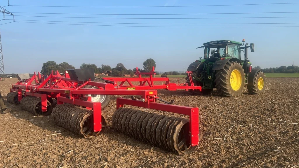 Rullo compattatore KNOCHE FIELDMAX al lavoro in campo